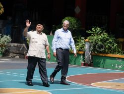 Presiden Prabowo dan Bill Gates Disoraki Siswa-siswi SDN Jati 03 Polugadung Saat Kunjungan MBG