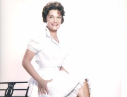 Mengenal Sosok Connie Francis Penyanyi Lagu Viral Pretty Little Baby