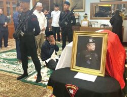 Mentan Amran Melayat Tengah Malam ke Rumah Duka Jusuf Manggabarani
