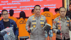 Kapolrestabes Semarang Kombes Pol. M. Syahduddi menunjukkan barang bukti yang digunakan saat rusuh Hari Buruh saat dihadirkan dalam pers rilis di Mapolrestabes Semarang, Sabtu (3/5/2025). (ANTARA/I.C. Senjaya)