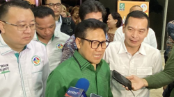 Menteri Koordinator Bidang Pemberdayaan Masyarakat Muhaimin Iskandar (tengah) menjawab pertanyaan wartawan di kompleks parlemen, Senayan, Jakarta, Sabtu (3/5/2025). ANTARA/Fath Putra Mulya