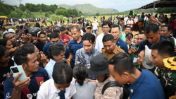 Wakil Presiden (Wapres) Gibran Rakabuming Raka menyapa masyarakat Desa Kolisia, Kecamatan Magepanda, Kabupaten Sikka, Nusa Tenggara Timur (NTT), Selasa (6/5/2025). ANTARA/HO-BPMI Sekretariat Wakil Presiden.