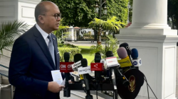 CEO Danantara sekaligus Menteri Investasi dan Hilirisasi Rosan Perkasa Roeslani menjawab pertanyaan wartawan terkait dengan Danantara Trust saat jumpa pers di Istana Kepresidenan RI, Jakarta, Rabu (7/5/2025), selepas pertemuan antara Presiden Prabowo Subianto dan tokoh filantropi dunia dan pendiri Microsoft Bill Gates di Istana Merdeka. ANTARA/Genta Tenri Mawangi