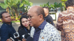 CEO Danantara Rosan Perkasa Roeslani dalam wawancara cegat usai bertemu dengan Presiden Prabowo Subianto di Kompleks Istana Kepresidenan, Jakarta, Kamis (8/5/2025). (ANTARA/Andi Firdaus)
