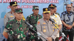 Kapolda Metro Jaya Irjen Pol Karyoto bersama Pangdam Jaya Mayjen TNI Rafael Granada Baay (kanan) saat ditemui di Lapangan Monas, Jakarta Pusat, Jumat (9/5/2025). ANTARA/Ilham Kausar