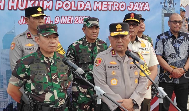 Kapolda Metro Jaya Irjen Pol Karyoto bersama Pangdam Jaya Mayjen TNI Rafael Granada Baay (kanan) saat ditemui di Lapangan Monas, Jakarta Pusat, Jumat (9/5/2025). ANTARA/Ilham Kausar