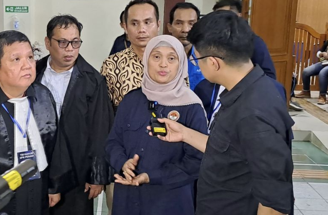 Wakil Ketua LPSK Sri Nurherwati (tengah) di sela persidangan Peninjauan Kembali ketika mendampingi para terlindung dalam kasus kematian Vina dan Eki di Pengadilan Negeri Cirebon, Jawa Barat, Rabu (11/9/2024). ANTARA/HO-LPSK