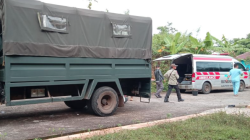 Petugas mengevakuasi korban ledakan di Kecamatan Cibalong, Kabupaten Garut, Jawa Barat, Senin (12/5/2025). ANTARA/HO-Warga