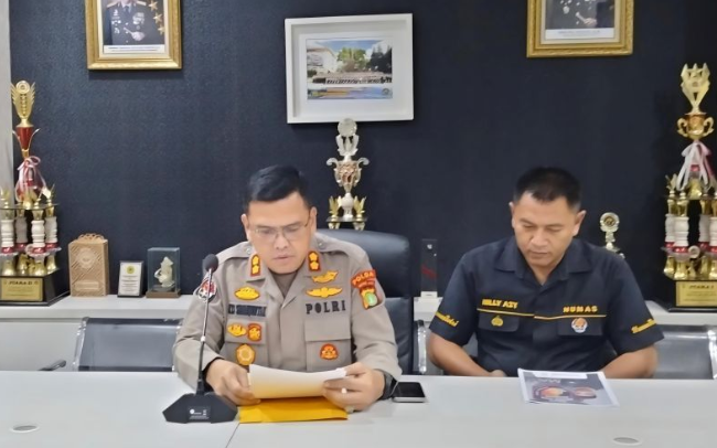 Kepala Sub Bidang Penerangan Masyarakat Polda Metro Jaya, Ajun Komisaris Besar Polisi Reonald Simanjuntak (kiri) saat ditemui di Polda Metro Jaya, Senin (12/5/2025). ANTARA/Ilham Kausar