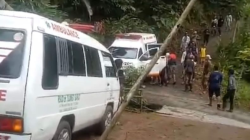 Sejumlah kendaraan mengevakuasi korban ledakan di Sagara, Kecamatan Cibalong, Kabupaten Garut, Jawa Barat, Senin (12/5/2025). ANTARA FOTO/Ho-Warga (1)