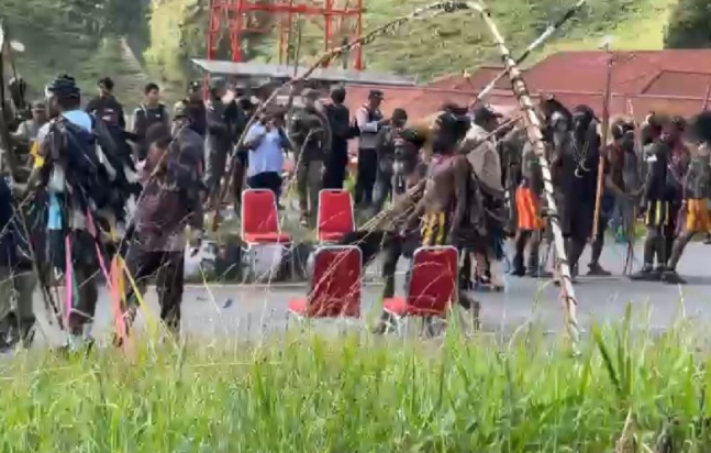Prosesi perdamaian adat belah kayu Doli menandai berdamainya dua kelompok yang sebelumnya bertikai saat pilkada. (ANTARA/HO/Polres Puncak Jaya)