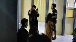 Sejumlah warga yang merupakan keluarga dari korban ledakan amunisi menunggu proses identifikasi jenazah di Rumah Sakit Umum Daerah (RSUD) Pameungpeuk, Kabupaten Garut, Jawa Barat, Senin (12/5/2025). ANTARA/Feri Purnama