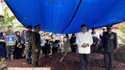 Situasi Jenazah Mayor (Cpl) Anda Rohana, prajurit Gupusmu III Jakarta yang gugur dalam ledakan di Garut dimakamkan di Desa Cinunuk, Kecamatan Cileunyi, Kabupaten Bandung, Jawa Barat, Selasa (13/5/2025). ANTARA/Rubby Jovan
