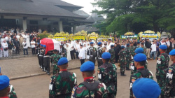 Suasana Upacara Persemayaman jenazah Mayjen TNI Purn. Eddie Marzuki Nalapraya di Padepokan Pencak Silat Taman Mini Indonesia Indah (TMII), Jakarta, Selasa (13/5/2025). (ANTARA/Andi Firdaus)