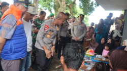 Kepala Kepolisian Daerah (Kapolda) Jawa Barat Irjen Pol Rudi Setiawan (kedua kiri) bersama Bupati Garut Abdusy Syakur Amin (kiri) menyalurkan bantuan untuk meringankan beban hidup keluarga korban ledakan amunisi di Sagara, Kecamatan Cibalong, Kabupaten Garut, Jawa Barat, Selasa (13/5/2025). (ANTARA/HO-Polres Garut)