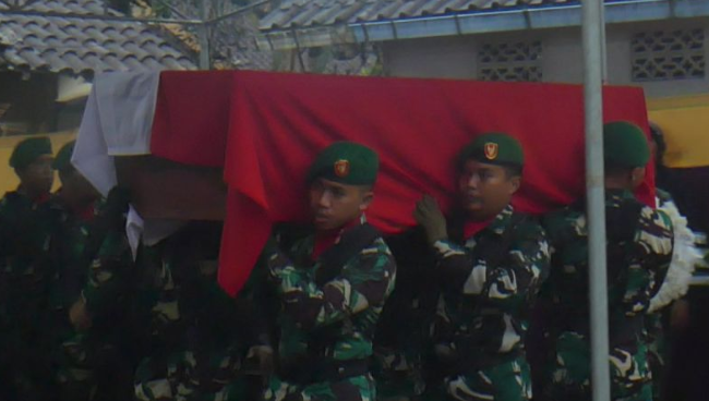 Jenazah Kopda Eri Dwi Priambodo salah satu korban ledakan amunisi di Kabupaten Garut, Jawa Barat tiba dirumah duka di Temanggung, Selasa petang (13/5/2025). ANTARA/Heru Suyitno