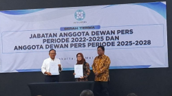 Ketua Dewan Pers periode 2025-2028 Komaruddin Hidayat (kemeja putih kiri) dalam serah terima jabatan di Kantor Dewan Pers, Jakarta, Rabu (14/5/2025). ANTARA/Narda Margaretha Sinambela