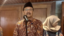 Menteri Sosial (Mensos) Saifullah Yusuf melakukan tanya jawab dengan media usai Rapat Koordinasi Tingkat Menteri Penyelenggaraan Sekolah Rakyat di Kantor Kemensos Salemba, Jakarta pada Kamis (15/6/2025). ANTARA/Hana Kinarina