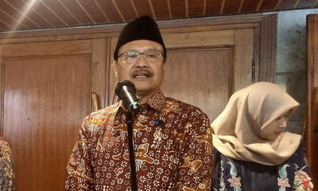 Menteri Sosial (Mensos) Saifullah Yusuf melakukan tanya jawab dengan media usai Rapat Koordinasi Tingkat Menteri Penyelenggaraan Sekolah Rakyat di Kantor Kemensos Salemba, Jakarta pada Kamis (15/6/2025). ANTARA/Hana Kinarina