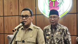 Menteri Perlindungan Pekerja Migran Indonesia (P2MI) Abdul Kadir Karding, didampingi oleh Gubernur Lampung Rahmat Mirzani Djausal saat memberikan keterangan kepada awak media. Di Bandarlampung, Kamis (15/5/2025). ANTARA/Dian Hadiyatna