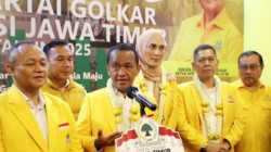 Ketua Umum DPP Partai Golkar Bahlil Lahadalia (tengah) saat memberikan keterangan usai membuka Musyawarah Daerah (Musda) XI Partai Golkar Jawa Timur di Surabaya, Sabtu (10/5). ANTARA FOTO/ Faizal Falakk.