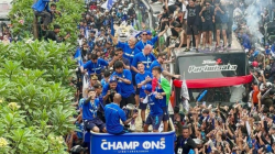 Arsip - Pawai perayaan Persib Bandung saat menjuarai Liga 1 2023/2024 di Kota Bandung, Jawa Barat. ANTARA/Rubby Jovan