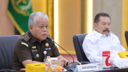 Kepala Pusat Penerangan Hukum (Kapuspenkum) Kejagung Harli Siregar (kiri) dan Jaksa Agung ST Burhanuddin (kanan). (ANTARA/HO-Kejaksaan Agung RI)