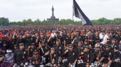 Belasan ribu pecalang dari Pasikian Pecalang Bali mengadakan deklarasi tolak preman berkedok ormas di Denpasar, Sabtu (17/5/2025). ANTARA/Ni Putu Putri Muliantari
