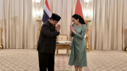 Presiden Prabowo Subianto (kiri) dan Perdana Menteri Thailand Paetongtarn Shinawatra (kanan) menunjukkan gesture salam saat keduanya bertemu di Government House, Bangkok, Thailand, Senin (19/5/2025). ANTARA/HO-Tim Media Presiden Prabowo Subianto.