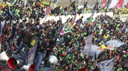 Arsip foto - Massa yang tergabung dalam Koalisi Ojol Nasional (KON) berunjuk rasa di Jalan Merdeka Barat, Jakarta, Kamis (29/8/2024). ANTARA FOTO/Muhammad Ramdan/tom/aa.