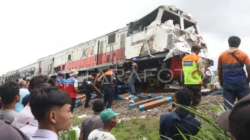 Ilustrasi - Sejumlah petugas mengevakuasi Kereta Api Kertanegara yang mengalami kecelakaan di Ngadiluwih, Kabupaten Kediri, Jawa Timur, Senin (10/3/2025). ANTARA FOTO/Prasetia Fauzani/rwa