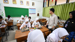 Wakil Presiden RI Gibran Rakabuming saat meninjau program Makan Bergizi Gratis (MBG) di SMPN 61 Jakarta, Selasa (20/5/2025). ANTARA/HO-Sekretariat Wakil Presiden