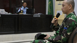 Terdakwa Kelasi Satu Jumran (kanan) dimintai keterangan oleh oditurat militer dan majelis hakim dalam sidang pemeriksaan terdakwa terkait dengan kasus pembunuhan jurnalis Juwita di Pengadilan Militer (Dilmil) I-06 Banjarmasin, Kota Banjarbaru, Kalimantan Selatan, Selasa (20/5/2025). ANTARA/Tumpal Andani Aritonang