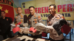 Polisi menunjukkan barang bukti kasus perusakan makam di wilayah Kota Yogyakarta dan Bantul saat konferensi pers di Kantor Polsek Kotagede, Yogyakarta, DIY, Selasa (20/5/2025). ANTARA/Luqman Hakim