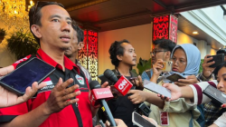 Sekretaris Jenderal Serikat Perusahaan Online Indonesia (Sepoi) Einstein Dialektika menjawab pertanyaan awak media seusai audiensi dengan pihak Kemenhub yang dilaksanakan di Kemenkopolkam, di Jakarta, Selasa (20/5/2025). ANTARA/Harianto