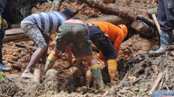 Tim SAR gabungan mengevakuasi tiga korban banjir bandang dan tanah longsor pada operasi pencarian hari keempat di Kampung Jim, Distrik Catubouw, Kabupaten Pegunungan Arfak, Papua Barat, Selasa (20/5/2025). ANTARA/HO-Basarnas Manokwari