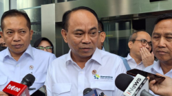 Menteri Koperasi Budi Arie Setiadi (tengah) memberikan keterangan kepada wartawan usai pertemuan dengan Komisi Pemberantasan Korupsi (KPK) untuk mencegah terjadinya penyimpangan dalam program Koperasi Desa Merah Putih, Rabu (21/5/2025). (ANTARA/Fianda Sjofjan Rassat)