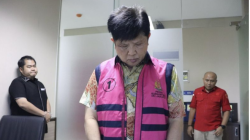 Tersangka berinisial OEW saat ditetapkan sebagai tersangka oleh Kejaksaan Tinggi DKI Jakarta, Rabu (21/5/2025). ANTARA/HO-Humas Kejati DKI Jakarta