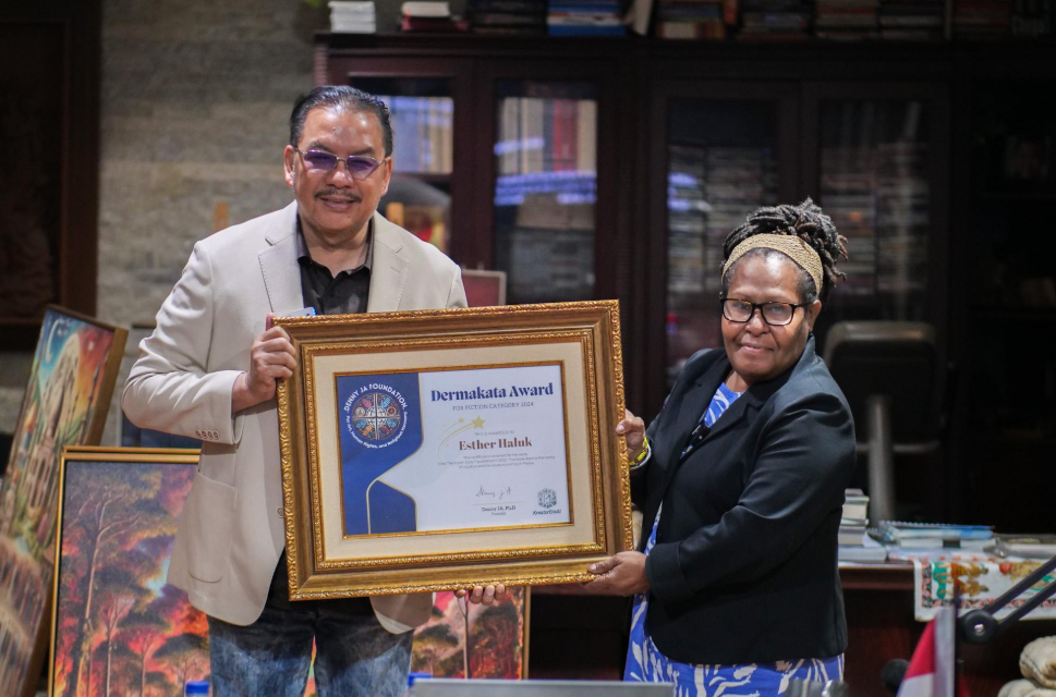 Dermakata Award Kategori Fiksi yang didanai oleh Denny JA Foundation diberikan kepada Esther Haluk, penyair Papua yang menulis tentang luka dan harapan tanah kelahirannya.