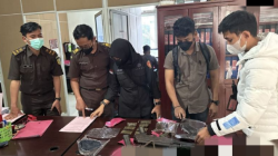 Barang bukti berupa senjata api dan amunisi yang diamankan dari anggota KKB Aske Mabel diserahkan kepada Kejari Wamena, Kabupaten Jayawijaya, Papua, Rabu (21/5/2025). ANTARA/HO-Satgas Damai Cartenz