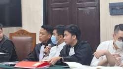 Salah satu terdakwa kasus situs judi online (judol) pegawai Kementerian Komunikasi dan Digital (Komdigi), Adhi Kismanto dalam sidang pemeriksaan saksi di Pengadilan Negeri Jakarta Selatan, Jakarta, Rabu (21/5/2025). ANTARA/Luthfia Miranda Putri.