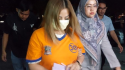 Polisi membawa pemilik Santoso Seal Jan Hwa Diana untuk diperiksa sebagai tersangka kasus penggelapan ijazah di Mapolda Jatim, Surabaya, Kamis (22/5/2025) malam. (ANTARA/HO-Humas Polda Jatim)