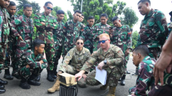 Personel TNI AU bersama personel United States Air Force (USAF) latihan bersama pemasangan Emergency Airfield Lighting atau lampu darurat landasan udara di Satuan Rekonstruksi (Satrekon) Dinas Konstruksi TNI Angkatan Udara (Diskonsau), Jakarta Timur, Rabu (21/5/2025) (ANTARA/Ho-Humas TNI AU)