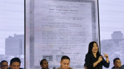 Dittipidum Bareskrim Polri menunjukkan Surat Tanda Tamat Belajar (STTB) milik mantan Presiden RI Joko Widodo (Jokowi) dalam konferensi pers di Gedung Bareskrim Polri, Jakarta, Kamis (22/5/2025). (ANTARA/Nadia Putri Rahmani)