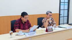 Anggota Komnas HAM Uli Parulian Sihombing (kanan) dalam konferensi pers di Jakarta, Jumat (23/5/2025). (ANTARA/Agatha Olivia Victoria)