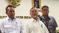 Menteri Koordinator bidang Pangan Zulkifli Hasan (tengah) dalam jumpa pers di Jakarta, Jumat (23/5/2025). ANTARA/Harianto