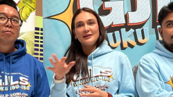 Aktris Luna Maya cerita tantangan bintangi film "GJLS Ibuku Ibu-Ibu" saat konferensi pers, di Jakarta, pada Jumat (23/5/2025). (ANTARA/Sri Dewi Larasati)