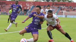 Pesepak bola Persik Kediri Dede Sapari (tengah) berebut bola dengan pesepak bola Borneo FC Samarinda Leo Guntara (kanan) pada pertandingan Liga 1 di Stadion Brawijaya, Kota Kediri, Jawa Timur, Jumat (23/5/2025). ANTARA FOTO/Prasetia Fauzani/tom.
