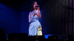 Penyanyi pendatang baru Bernadya membawa lagu Rossa "Aku Bukan Untukmu" di konser "Here I Am" di Indonesia Arena, Jakarta, Jumat (23/5/2025). ANTARA/Fitra Ashari