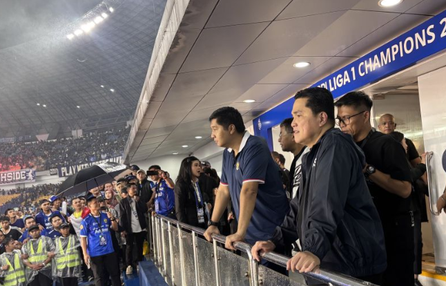 Ketua Umum PSSI Erick Thohir saat menghadiri pertandingan Persib Bandung melawan Persis Solo di Stadion Gelora Bandung Lautan Api (GBLA) Kota Bandung, Jawa Barat, Sabtu (24/5/2025). (ANTARA/Rubby Jovan)